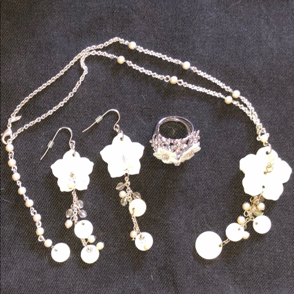 Flower shell jewelry set.